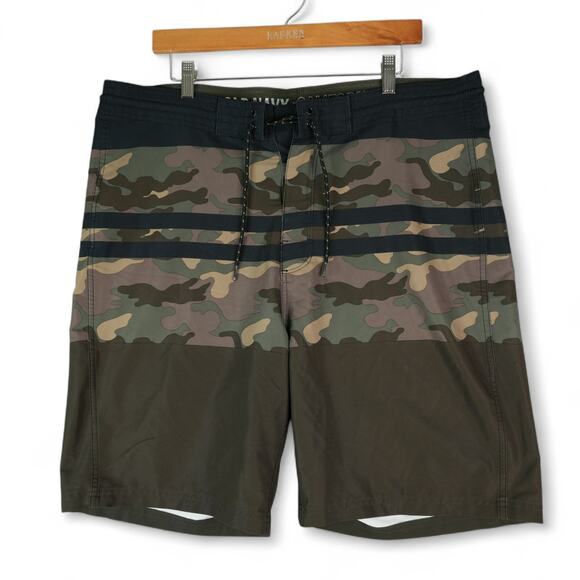 Old Navy California Board Shorts Mens 38x9 Camo Swimwear Beach Stretch - Picture 1 of 10